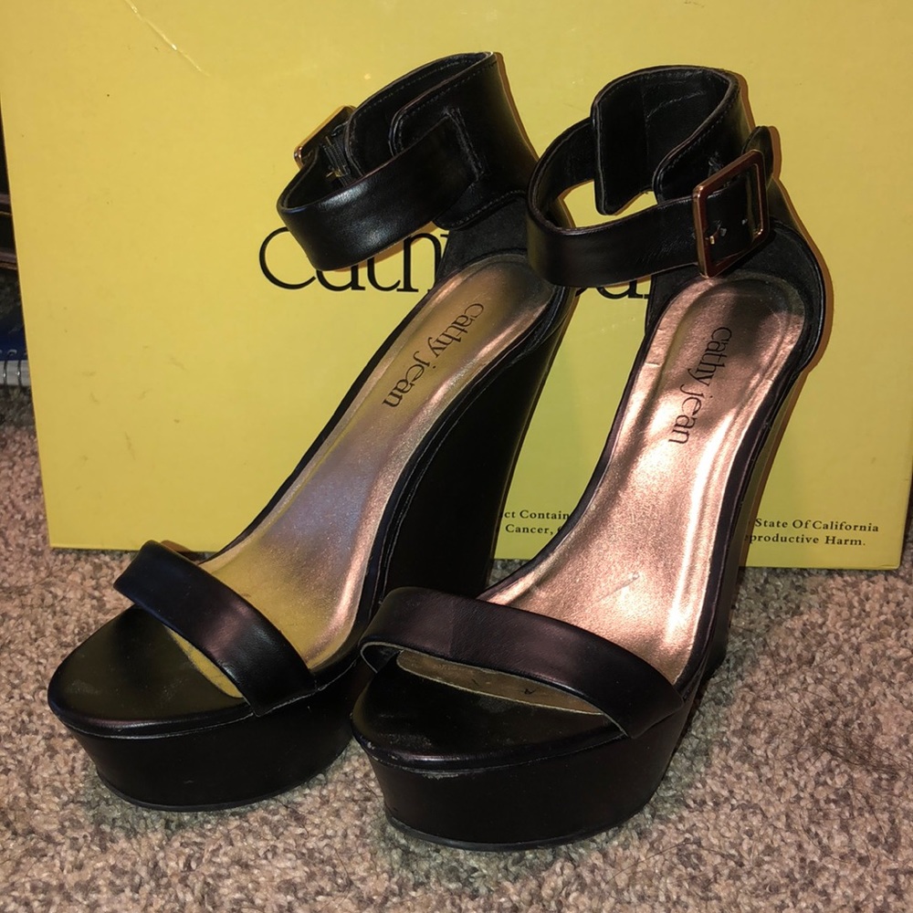 Cathy Jean black wedges